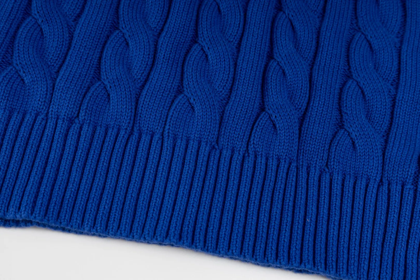 P220 #R91 RALPH LAUREN Ralph Lauren fourteen colors classic small label embroidery round neck pullover cable cardigan sweater men's top, high-density LOGO embroidery on the chest, original customization of tag accessories. Made of pure cotton yarn, pure cotton is skin-friendly and comfortable, small label war horse embroidered twist button round neck sweater 🐎 high quality, follow the blogger to learn how to wear it! Let’s buy a Ralph Lauren cable sweater. It’s a super hard-to-find series after it became popular. It’s hard to find one on the official website. It’s simple and practical to wear, with a lazy and loose feel. The thickened fabric has more texture, feels soft and delicate, and has a loose fit. Whether worn alone or layered, you can wear different styles of fashion with just one piece!   Size：XS S M L Sleeve length: 59/60/61/62/63